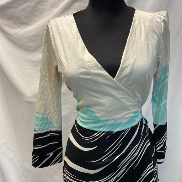 Diane VonFurstenberg wrap dress - Picture 2 of 6